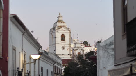 Stadtlandschaft-Mit-Turm-Der-Katholischen-Kirche-In-Lagos,-Portugal
