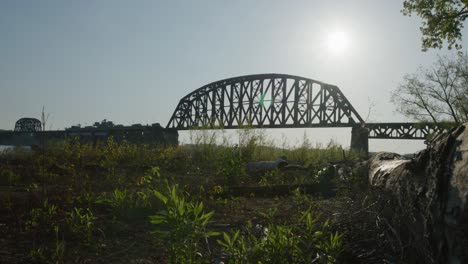 Puente-Panorámico-Kentucky-Con-Cielo-Y-Vegetación