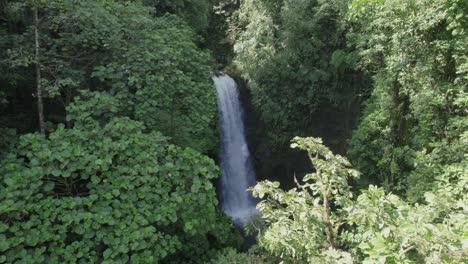 Schöner-Wasserfall-Mitten-Im-Dschungel