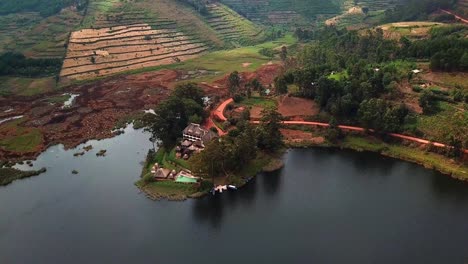 Vista-Aérea-Del-Complejo-Birdnest-En-La-Orilla-Del-Lago-De-Bunyonyi-En-Kabale,-Uganda