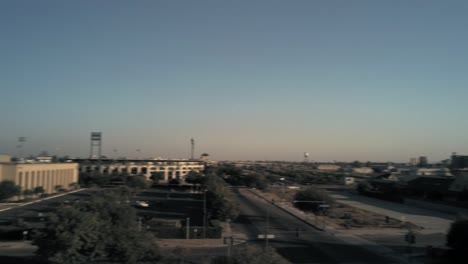 360-Grad-Ansicht,-Städtisches-Stadtbild-Der-Innenstadt-Von-Gebäuden,-Die-Während-Des-Sonnenuntergangs-Nach-Rechts-Schwenken