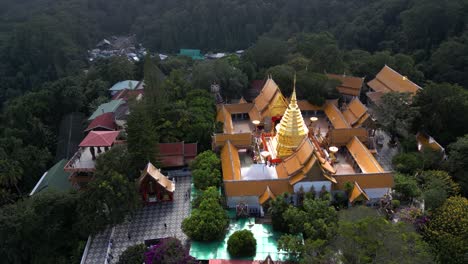 Schöne-Tempelanlage-Von-Doi-Suthep-In-Chiang-Mai,-Thailand