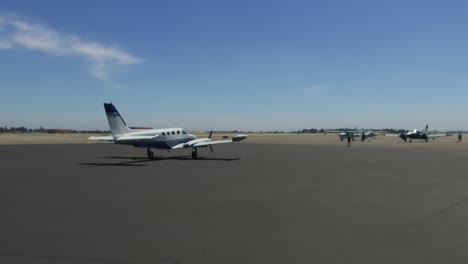 Kleinflugzeuge-Rollen-Am-Flughafenterminal-Vorbei