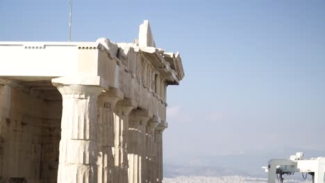 Close-up-shot-of-the-world's-most-famous-acropolis-in-Athens,-Greece