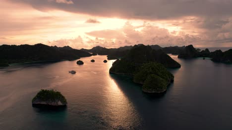 Sonnenaufgang-über-Der-Atemberaubenden-Tropischen-Insel-In-Raja-Ampat-In-Indonesien