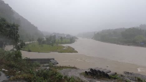 Una-Vista-De-ángulo-Alto-De-Las-Aguas-De-Inundación-Furiosas-En-Un-Río-De-Un-Tifón-En-La-India-Durante-Las-Fuertes-Lluvias-En-Nepal