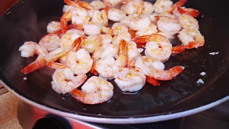 Closeup-of-shrimp-cooking-on-a-grill-in-4k