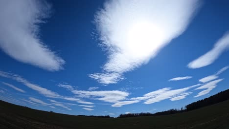 Seltsam-Aussehende-Linsenförmige-Wolke-Im-Zeitraffer