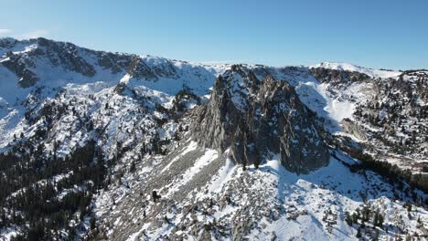 Drohne-Fliegt-Nah-In-Schneebedeckte-Berge-In-Der-Winterzeit-Der-Mammutseen-In-Kalifornien