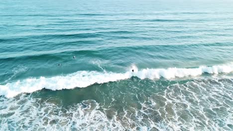 Drohnenantenne-Des-Surfers,-Der-Eine-Welle-Fängt-Und-An-Einem-Sonnigen-Tag-Im-Sommer-Auf-Die-Great-Ocean-Road-Fällt