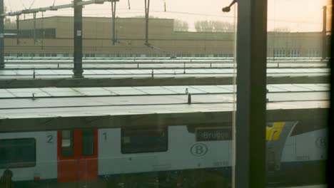 Un-Tren-De-Pasajeros-Que-Sale-De-La-Estación-De-Tren-De-Brujas-En-Bélgica