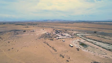 Imágenes-Aéreas-Del-Parque-Acuático-Desierto-En-El-Desierto-De-Mojave-Ruta-127-Del-Sur-De-California