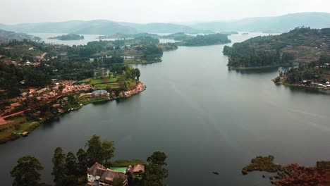 Resorts-Und-Hotels-Umgeben-Die-Küstenstadt-Lake-Bunyonyi-Im-Südwesten-Ugandas
