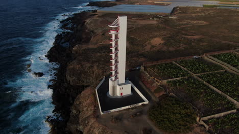 Filmische-Luftaufnahme-Im-Orbit-Des-Leuchtturms-Von-Buenavista,-Auf-Der-Insel-Teneriffa-Und-Während-Des-Sonnenuntergangs