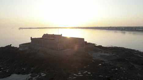 Fort-du-Petit-Bé-at-dusk-with-sun-flare,-Saint-Malo-in-France