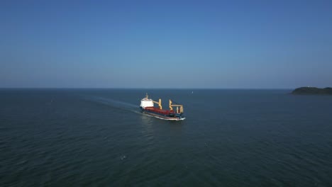 Allgemeines-Frachtschiff,-Das-Im-Ruhigen-Blauen-Ozean-Nahe-Balneário-Camboriú-In-Brasilien-Segelt