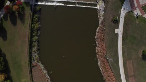 Flint-River-In-Flint,-Michigan-Mit-Drohnenvideo-über-Dem-Kopf,-Das-Sich-Vorwärts-Bewegt