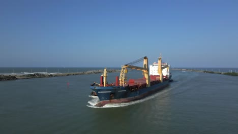 Barco-De-Carga-Navegando-Hacia-El-Puerto,-Fondo-Del-Océano