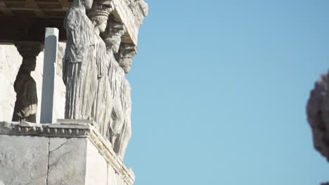Aufnahme-Der-äußeren-Statuen-Von-Cariátides-Und-Der-Akropolis-In-Athen,-Griechenland