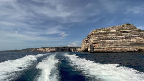 Heck-Der-Segelboot-Perspektive,-Die-Vom-Hafen-Von-Bonifacio-Auf-Der-Insel-Korsika-In-Frankreich-Wegsegelt