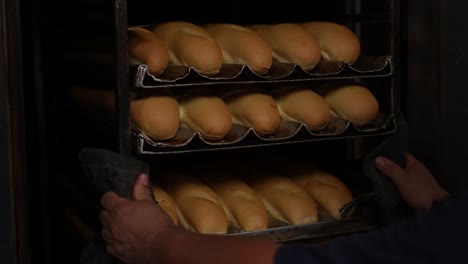 Handgemachter-Brotbackofen,-Bereit-Zum-Backen-Von-Brotbrötchen,-Handwerksbäckerei,-Bäcker,-Der-Brot-Und-Gebäck-Herstellt,-Teigkneten