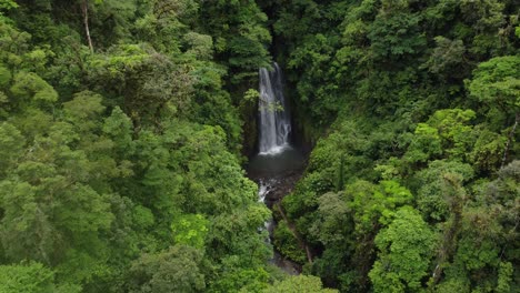 Hermosa-Cascada-En-Costa-Rica