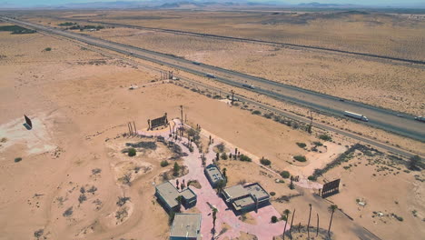 Imágenes-De-Drones-Del-Parque-Acuático-Abandonado-Desierto-De-Mojave-En-El-Sur-De-California-Ruta-127