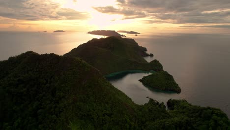 Sonnenaufgang-über-Der-Atemberaubenden-Tropischen-Insel-In-Raja-Ampat-In-Indonesien