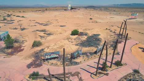 Imágenes-De-Drones-De-La-Ruta-127-Del-Parque-Acuático-Abandonado-Del-Desierto-De-Mojave-En-El-Sur-De-California