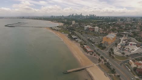 Drohnenantenne-über-St.-Kilda-In-Melbourne,-Die-Den-Strand-Und-Den-Pier-An-Einem-Bewölkten-Tag-Zeigt