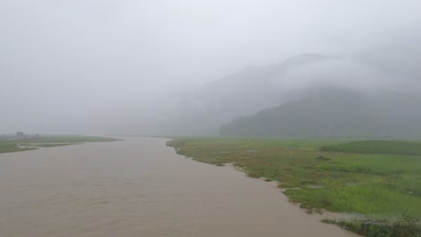 Bei-Starkem-Regen-Auf-Einer-Brücke-Stehen-Und-Den-überfluteten-Fluss-Während-Des-Monsuns-In-Nepal-Beobachten