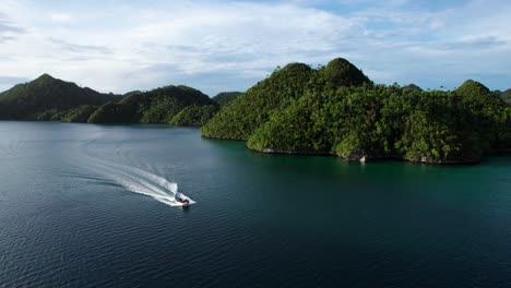 Kleines-Boot-Fährt-Durch-Raja-Ampat-Indonesien,-Zwischen-Tropischen-Inseln,-Türkisfarbenem-Wasser-Und-Korallenriffen