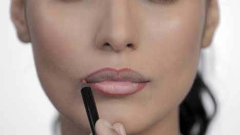 Makeup-Artist-Applying-Lips-Contour-With-Cosmetic-Crayon
