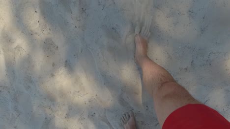 Auf-Deine-Füße-Blicken,-Während-Du-Im-Sand-Gehst