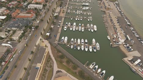 Antena-De-Drones-Sobre-El-Parque-De-Patinaje-En-St-Kilda-Y-Mostrando-Barcos-Estacionados-En-Una-Bahía-De-Astillero-En-Melbourne