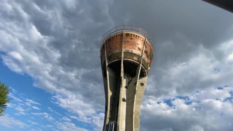 Torre-De-Agua-Vukovar,-Mira-De-Abajo-Hacia-Arriba,-Croacia