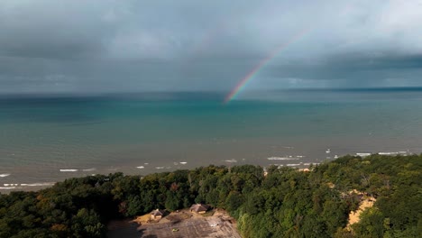 Ein-Seltener-Doppelter-Regenbogen-Bildete-Sich-Nach-Einem-Leichten-Sturm-über-Dem-Michigansee