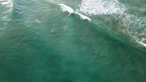 Antena-De-Drones-En-La-Playa-Great-Ocean-Road-Con-Surfistas-En-Aguas-Azules-En-Un-Día-Soleado-De-Verano