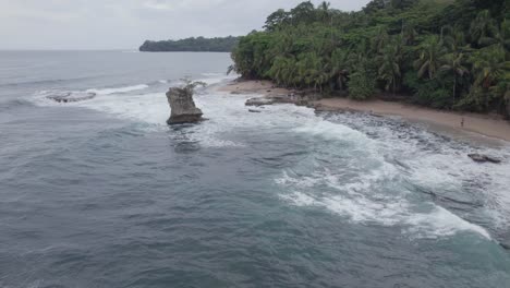 Tropischer-Strand-Während-Der-Mittagszeit-In-Costa-Rica