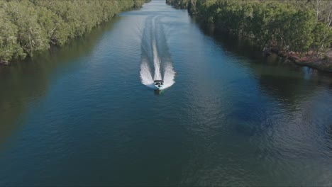 Mit-Hoher-Geschwindigkeit-Auf-Ein-Wasserskiboot-Zufliegen