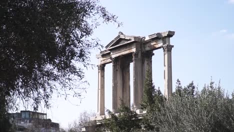 Toma-De-La-Parte-Superior-Del-Monumento-De-La-época-De-La-Era-Griega-En-Atenas