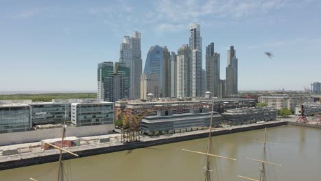 Edificios-De-Gran-Altura-Junto-Al-Río-En-Puerto-Madero,-Buenos-Aires,-Argentina---Plano-General-Ascendente