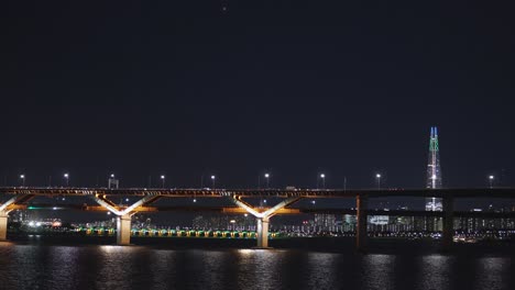 Puente-De-Cheongdam-En-La-Noche-Cruzando-El-Río-Han-Con-La-Torre-Lotte-En-Segundo-Plano