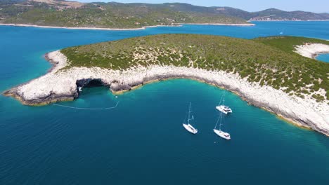 Boote-In-Einer-Bucht-Nahe-Der-Küstenstadt-Kroatiens-Vor-Dem-Hintergrund-Des-Blauen-Himmels-Und-Des-Blauen-Transparenten-Wassers-Und-Der-Häuser-Mit-Roten-Dächern