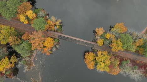 Drehung-über-Der-Eisenbahnbrücke,-Umgeben-Von-Herbstlichen-Bäumen