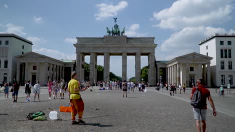 Touristen-Am-Berühmten-Brandenburger-Tordenkmal-In-Berlin,-Deutschland