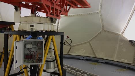 The-inside-workings-of-a-radar-antenna-spinning
