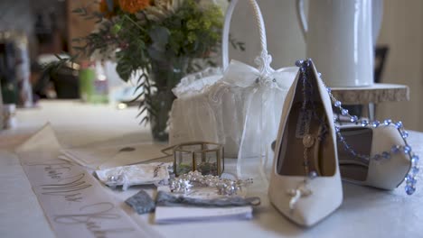 Hochzeitstag-Konzept---Elegante-Einrichtung-Hübscher-Dekorativer-Brautschuhe