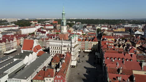 Stary-Rynek-square-with-colorful-houses-and-old-Town-Hall-in-Poznan,-Poland