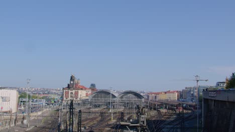 Estación-De-Tren-Principal-De-Praga-Bajo-Un-Cielo-Azul-Brillante